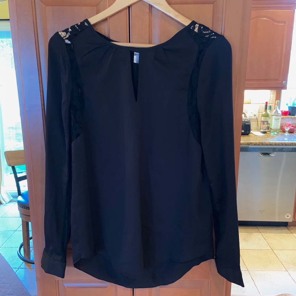 NWOT Women’s keyhole blouse 🆕
